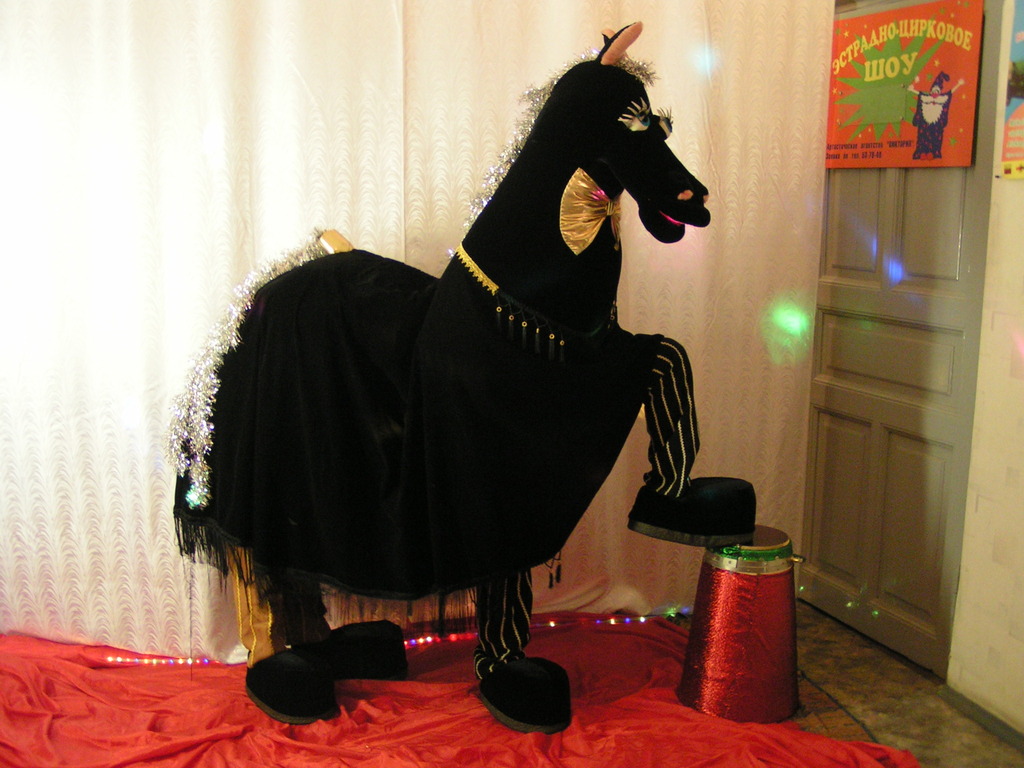 Танцующая лошадь — эстрадно-цирковая кукла на свадьбу, корпоратив, детские праздник в Киеве